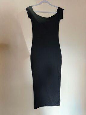 Sleek Black Off-Shoulder Bodycon Dress